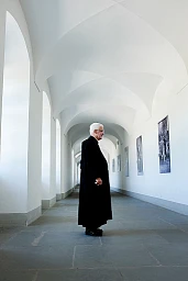 Pater Lorenz im Gang des Klosters Einsiedeln Pater Lorenz im Gang des Klosters Einsiedeln