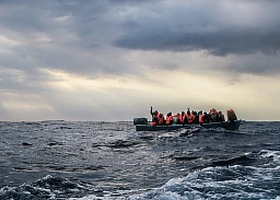 Wenige Kilometer südlich von Sizilien befindet sich ein Holzboot in Seenot, 24. September 2021. Wenige Kilometer südlich von Sizilien befindet sich ein Holzboot in Seenot, 24. September 2021.