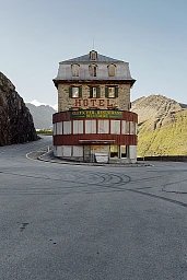 Das berühmte Hotel Belvédère auf dem Furkapass steht seit 5 Jahren leer, obwohl es eines beliebtesten Foto-Sujets der Schweiz ist. Das berühmte Hotel Belvédère auf dem Furkapass steht seit 5 Jahren leer, obwohl es eines beliebtesten Foto-Sujets der Schweiz ist.