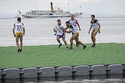 19/20 08 2022 ; Lausanne; Grande première suisse de Water Rugby; 200 joueuses et joueurs de rugby se sont affrontés sur une plateforme flottante de 25 /35 mètres sur le Léman à Lausanne/Bellerive. Pour marquer un essai il suffit de plonger dans l'eau