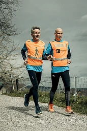 Hans-Peter Schmid, blinder Marathon Läufer, mit seinem Guide Peter, am Donnerstag (7.4.2022) in Zürich Wollishofen. Foto: Thomas Egli