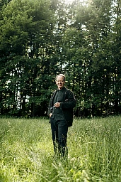 Robert Hunger-Bühler, Schweizer Schauspieler, Regisseur und Autor, am Mittwoch (25.5.2022) im Restaurant Albishaus in Langnau am Albis. Foto: Thomas Egli