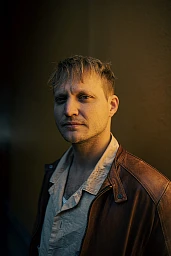 Janick Pfenninger, Frontmann der Band Tim Freitag, am Mittwoch (21.9.2022) im Innenhof des Kaufleuten in Zürich. Foto: Thomas Egli