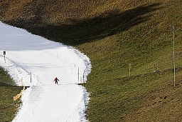 Skifahrer auf einem Kunstschneestreifen am Chuenisbärgli. Anlässlich einer Reportage über den Schneemangel im Berner Oberland, am 28.12.2022 in Adelboden. Foto: Christian Pfander / Tamedia AG Skifahrer auf einem Kunstschneestreifen am Chuenisbärgli. Anlässlich einer Reportage über den Schneemangel im Berner Oberland, am 28.12.2022 in Adelboden. Foto: Christian Pfander / Tamedia AG