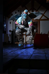 Dennis (32) wohnt in Mellstorf AG und ist von Beruf Möbelmonteur. Im Porträt stellt er einen geflügelten Affen dar. Die Figur ist inspiriert vom berühmten Film «The Wizard of Oz» von 1939. Die Verwandlung dauert ungefähr zwanzig Minuten. Dennis (32) wohnt in Mellstorf AG und ist von Beruf Möbelmonteur. Im Porträt stellt er einen geflügelten Affen dar. Die Figur ist inspiriert vom berühmten Film «The Wizard of Oz» von 1939. Die Verwandlung dauert ungefähr zwanzig Minuten.