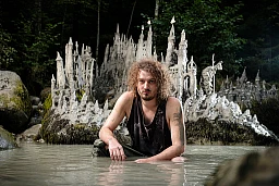 Saubraz, mercredi 7 septembre 2022, portrait de François Monthoux, sculpteur de l'éphémère et son château monumental en argile qui a souffert lors de 2 crues, photos Cédric Sandoz Saubraz, mercredi 7 septembre 2022, portrait de François Monthoux, sculpteur de l'éphémère et son château monumental en argile qui a souffert lors de 2 crues, photos Cédric Sandoz