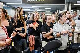 9 août 2022. Les éducatrices et éducateurs qui vont s’occuper des enfants sont sur le point de les accueillir, en début d’après-midi à l’aéroport de Cracovie, en Pologne. Pour nombre de ces jeunes gens, c’est leur première mission humanitaire. 9 août 2022. Les éducatrices et éducateurs qui vont s’occuper des enfants sont sur le point de les accueillir, en début d’après-midi à l’aéroport de Cracovie, en Pologne. Pour nombre de ces jeunes gens, c’est leur première mission humanitaire.