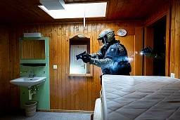 Rüte, 28.03.2022, AR - Training der Interventionseinheit Säntis, zum 50-Jahr-Jubiläum der Kapo AR. "Verhalten in und um Objekt", quasi Täter sind im Haus und die Polizei holt sie raus. Hotel Krone, Rüte