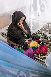 Maylun mit Hassan im Spital von BoramaZehn Tage lief Maylun mit dem kleinen Hassan und einer Handvoll Habseligkeiten nach Borama in das einzige Kinderspital der Region, in der Hoffnung, die Ärzte würde ihren Sohn retten. Er ist am Verhungern. Erst die Trockenheit und dann dieser Krieg dieser Krieg irgendwo in Europa, weit weg zwar, aber doch so nah. Somaliland importiert 90 Prozent des Weizens aus der Ukraine. Doch als die Russen dort einmarschierten, kam am Horn von Afrika kein Korn mehr an. Bis heute nicht. Am meisten leiden darunter die Menschen in den Trockengebieten. Wie Maylun und ihre Familie. Maylun mit Hassan im Spital von BoramaZehn Tage lief Maylun mit dem kleinen Hassan und einer Handvoll Habseligkeiten nach Borama in das einzige Kinderspital der Region, in der Hoffnung, die Ärzte würde ihren Sohn retten. Er ist am Verhungern. Erst die Trockenheit und dann dieser Krieg dieser Krieg irgendwo in Europa, weit weg zwar, aber doch so nah. Somaliland importiert 90 Prozent des Weizens aus der Ukraine. Doch als die Russen dort einmarschierten, kam am Horn von Afrika kein Korn mehr an. Bis heute nicht. Am meisten leiden darunter die Menschen in den Trockengebieten. Wie Maylun und ihre Familie.