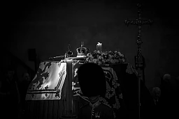 De nombreuses personnes prennent part à la queue de près de 8 kilomètres et plus de 15 heures d’attente pour se recueillir une dernière fois devant le cercueil de la reine Elisabeth II dans le Westminster Hall, le dimanche 18 septembre 2022 à Londres, Royaume-Uni. (© Gabriel Monnet) De nombreuses personnes prennent part à la queue de près de 8 kilomètres et plus de 15 heures d’attente pour se recueillir une dernière fois devant le cercueil de la reine Elisabeth II dans le Westminster Hall, le dimanche 18 septembre 2022 à Londres, Royaume-Uni. (© Gabriel Monnet)