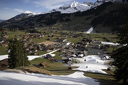 General view of the final slope before the finish area covered with artificial snow, of the Alpine Skiing FIS Ski World Cup, at Adelboden, Switzerland, Wednesday, December 28, 2022. The alpine skiing World Cup men's races are scheduled January 7 to 8, 2023. (KEYSTONE/Anthony Anex) General view of the final slope before the finish area covered with artificial snow, of the Alpine Skiing FIS Ski World Cup, at Adelboden, Switzerland, Wednesday, December 28, 2022. The alpine skiing World Cup men's races are scheduled January 7 to 8, 2023. (KEYSTONE/Anthony Anex)
