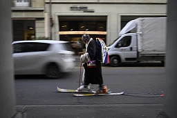 Le musicien tibétain Loten Namling se rend de Berne au siège du Comité International Olympique (CIO) de Lausanne à ski, au début de sa marche de protestation contre les Jeux d'hiver de Pékin, le mercredi 26 janvier 2022, à Berne. Par cette action, Loten Namling, veut attirer l'attention des sportifs en Suisse sur l'oppression des Tibétains par le gouvernement chinois. (KEYSTONE/Anthony Anex)