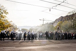 Umzug der Prozession unterwegs in Zürich.