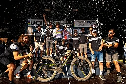 Nino Schurter from Switzerland, 1st and the swiss staff during podium ceremony of the UCI Cross Country Mountain Bike World Championship Men, XCO, on Sunday, August 28, 2022, in Les Gets, France. (KEYSTONE/Maxime Schmid)
