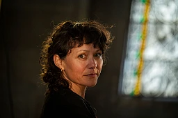 Portrait von Anna Tschannen, Friseurin, Maskenbilderin und Tänzerin. 8. November 2022, Offene Kirche Elisabethen in Basel. Portrait von Anna Tschannen, Friseurin, Maskenbilderin und Tänzerin. 8. November 2022, Offene Kirche Elisabethen in Basel.