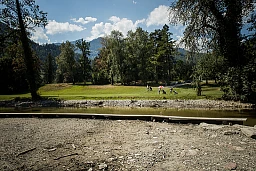 Foto: Stefan Bohrer; Bad Ragaz, 11.8.22: Wenig Wasser im Giessensee - ein schöner Golfplatz nebenan. Paul Bollhalder (blau) und Sigi Jäger (Mammut Shirt) beklagen sich. Foto: Stefan Bohrer; Bad Ragaz, 11.8.22: Wenig Wasser im Giessensee - ein schöner Golfplatz nebenan. Paul Bollhalder (blau) und Sigi Jäger (Mammut Shirt) beklagen sich.