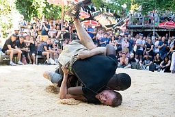 09.07.2022; Reitgenössisches Schwingfest; Schlussgang; Ishmael Asoka Rajuai siegt im Schlussgang gegen seinen Kontrahenten beim "Reitgenössischen" Schwingfest in der Reitschule 09.07.2022; Reitgenössisches Schwingfest; Schlussgang; Ishmael Asoka Rajuai siegt im Schlussgang gegen seinen Kontrahenten beim "Reitgenössischen" Schwingfest in der Reitschule