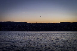 Die ersten Flugzeuge des Tages sind im Landeanflug auf den Flughafen bevor die Sonne aufgeht Die ersten Flugzeuge des Tages sind im Landeanflug auf den Flughafen bevor die Sonne aufgeht