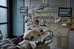 Reportage sur deux enfants, Ahmed de Syrie et Pierre du Caméroun, venus se faire opérer du coeur aux HUG, Ahmed aux soins intensifs juste avant son passage en salle d'opération. Genève, le 06.12.2022. Eddy Mottaz / Le Temps