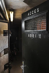 Une grande partie des abris datent des années 1960 et 1970. Les écritures de porte et l’aspect général des lieux sont dans leur jus d’origine. Car quand il s’agit de faire des rénovations, le propriétaire préfère oublier cette infrastructure souterraine. Nyon, 04.03.2022 © Fred Merz | Lundi13