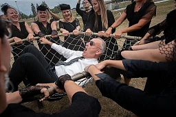 Guy Parmelin, Conseiller fédéral, dans le filet de capture des femmes du Meitlisonntag.