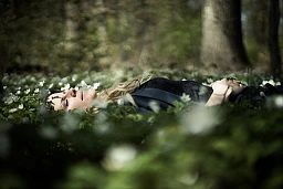 Foto: Stefan Bohrer, Winterthur, 10.4.22: Lea Ernst in einem Wald in Winterthur.