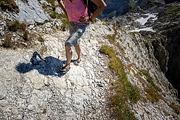 Eine Wandererin auf den Lisengrat: «Wanderschuhe sind viel zu warm.» Eine Wandererin auf den Lisengrat: «Wanderschuhe sind viel zu warm.»