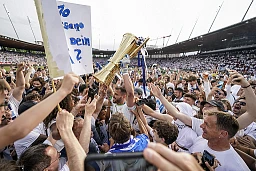 22.05.2022; Zuerich; Fussball Super League - FC Zuerich - FC Luzern;Torhueter Yanick Brecher (Zuerich) und die Zuercher Fans jubeln mit dem Pokal (Claudio Thoma/freshfocus)