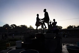 Ouatti, Cote D'Ivoire: Missione ONG Acqua e Miele in Costa D'Avorio. Visita al villaggio . Nella foto bambini estraggono l'acqua all'entrata del villagio grazie ad una pompa a pedale. In questo villaggio la ONG Acqua e Miele insieme con il sostegno dell'ambasciata svizzera in Abidjan ha costruito una nuova cisterna d'acqua. © Ti-Press / Francesca Agosta Ouatti, Cote D'Ivoire: Missione ONG Acqua e Miele in Costa D'Avorio. Visita al villaggio . Nella foto bambini estraggono l'acqua all'entrata del villagio grazie ad una pompa a pedale. In questo villaggio la ONG Acqua e Miele insieme con il sostegno dell'ambasciata svizzera in Abidjan ha costruito una nuova cisterna d'acqua. © Ti-Press / Francesca Agosta