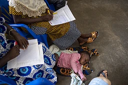 Porte Bue Al Faro, Abidjan, Cote D'Ivoire: Missione ONG Acqua e Miele in Costa D'Avorio. Progetto Wash; migliorare la condizione della donna. Assemblea Delegati Sezione Eau et Miel Ivoire. Nella foto partecipano ai lavori assembleari anche bambini che seguono le madri o i nonni e dormono a terra di tanto in tanto. © Ti-Press / Francesca Agosta