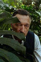 Lukas Bärfuss blickt durch ein Blatt im Botanischen Garten Lukas Bärfuss blickt durch ein Blatt im Botanischen Garten