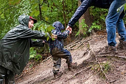 Die Troll-Waldkrippe am Uetliberg, in einem Waldstück in der Nähe der Tramhaltestelle Triemli.
*Erster Schweizer Waldkindergarten Troll ist pleite* Die Waldkinderkrippe/kindergarten Troll wurde 2000 als erste solche Institution in Zürich gegründet. Nun muss er Konkurs anmelden. Eine kleine Gruppe versucht noch ihn zu retten. Daran hängen 80 Familien, die ihre Kinder in den 2 Krippen und 2 Kindergärten haben sowie rund 30 Angestellte.
19.08.2022
(URS JAUDAS/TAGES-ANZEIGER) Die Troll-Waldkrippe am Uetliberg, in einem Waldstück in der Nähe der Tramhaltestelle Triemli.
*Erster Schweizer Waldkindergarten Troll ist pleite* Die Waldkinderkrippe/kindergarten Troll wurde 2000 als erste solche Institution in Zürich gegründet. Nun muss er Konkurs anmelden. Eine kleine Gruppe versucht noch ihn zu retten. Daran hängen 80 Familien, die ihre Kinder in den 2 Krippen und 2 Kindergärten haben sowie rund 30 Angestellte.
19.08.2022
(URS JAUDAS/TAGES-ANZEIGER)
