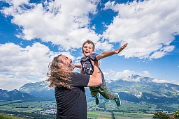 Megawatt Frontman, Thomas Graf, zu besuch bei Rino und seiner Familie. Er war die Inspiration für das Lied “Flügel us Stahl”. Rino hatte im Mutterleib einen Schlaganfall und ist seitdem teils gelähmt. Thomas Graf ist bei der Familie sehr beliebt und wird als guter Freund begrüßt.Bad Ragaz (SG)