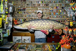 Cedric Schild posiert mit einem riesigen Hecht aus Stoff in Andy's Fischershop. Cedric Schild posiert mit einem riesigen Hecht aus Stoff in Andy's Fischershop.