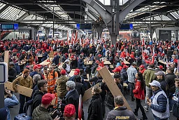 Die Bauarbeiter besetzten die Bahnhofshalle und essen an Tischen Kartoffelstock und Zürcher Geschnetzeltes.