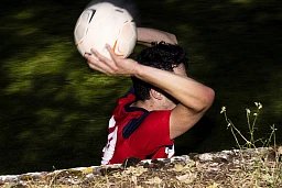 Ein Spieler vom FC Zermatt 2 wirft einen Ball ein waehrend dem Fussballmatch FC Unterbaech gegen FC Zermatt 2, in Unterbaech, Wallis, am Sonntag, 28. August 2022. Ein Spieler vom FC Zermatt 2 wirft einen Ball ein waehrend dem Fussballmatch FC Unterbaech gegen FC Zermatt 2, in Unterbaech, Wallis, am Sonntag, 28. August 2022.