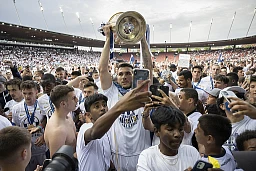 Zuerichs Mirlind Kryeziu kaempft Pokal durch die Fans nach dem Fussball Meisterschaftsspiel der Super League zwischen dem FC Zuerich und dem FC Luzern im Letzigrund, am Sonntag, 22 Mai 2022 in Zuerich. Zuerichs Mirlind Kryeziu kaempft Pokal durch die Fans nach dem Fussball Meisterschaftsspiel der Super League zwischen dem FC Zuerich und dem FC Luzern im Letzigrund, am Sonntag, 22 Mai 2022 in Zuerich.