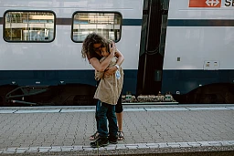 Eine Mutter umarmt ihren Sohn zum Abschied