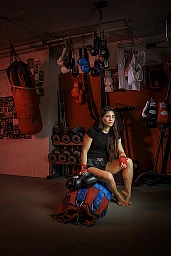 La championne de boxe thaie genevoise Sonia Dinh pose pour un portrait dans sa salle d'entrainement ce mardi 18 octobre 2022 a Geneve. (VFLPIX.COM /Valentin Flauraud)