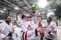 Nella foto IHC Malcantone festeggia la vittoria per 3-2. Nella foto IHC Malcantone festeggia la vittoria per 3-2.