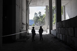 Die beiden Fotografen Raimond Lueppken, rechts, und Dario Vereb warten auf ihr Zeichen fuer eine Sniperszene im Steinbruch-Areal "Schollberg" in Truebbach,