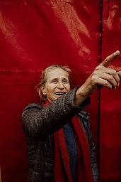 Masha Dimitri vor dem Zirkuszelt