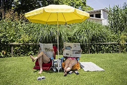 Menschen geniessen das sommerliche Wetter am Zuerichsee im Strandbad Mythenquai in Zuerich, aufgenommen am Freitag, 17. Juni 2022. (KEYSTONE/Ennio Leanza)