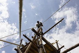 Der Pfadfinder Noerf, auf dem Turm, errichtet den Turm der Pfadi Rothenburg auf dem Gelaende des BULA, in Ulrichen, Gemeinde Obergoms, am Samstag, 23. Juli 2022.