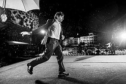 Locarno: Luigi Lo Cascio, attore e regista Italiano, mentre sale sul palco del 75 Locarno Film Festival in Piazza Grande sotto la pioggia. © Locarno Film Festival / Ti-Press / Massimo Piccoli Locarno: Luigi Lo Cascio, attore e regista Italiano, mentre sale sul palco del 75 Locarno Film Festival in Piazza Grande sotto la pioggia. © Locarno Film Festival / Ti-Press / Massimo Piccoli