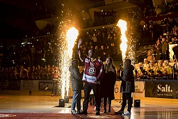 Ceremonie d'avant match et du retrait du maillot numero 57 de Goran Bezina, pendant le match entre le Geneve-Servette Hockey Club et le SC Bern comptant pour le championat de National League, le vendredi 25 novembre 2022 a la Patinoire des Vernets, a Geneve (Bastien Gallay / GallayPhoto) Ceremonie d'avant match et du retrait du maillot numero 57 de Goran Bezina, pendant le match entre le Geneve-Servette Hockey Club et le SC Bern comptant pour le championat de National League, le vendredi 25 novembre 2022 a la Patinoire des Vernets, a Geneve (Bastien Gallay / GallayPhoto)