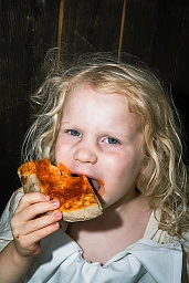 Die Tochter des Paares am Pizzaessen Die Tochter des Paares am Pizzaessen