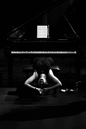 Yuja Wang s'étire lors d'une répétition sur scène Yuja Wang s'étire lors d'une répétition sur scène