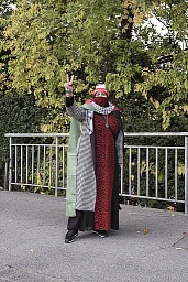 Une manifestante pro-palestinienne fait le V de la victoire en marge de la manifestation.