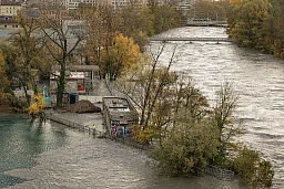 Genève, le 15 novembre 2023. Pluies diluviennes à Genève. Niveau d’alerte maximal pour l’Arve, cinq ponts sont fermés. Le débit de la rivière sera à son maximum mercredi matin. Seuls trois ponts sont ouverts. De fortes perturbations du trafic sont attendues. La pointe.